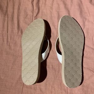UGG flip flops - never worn!!
